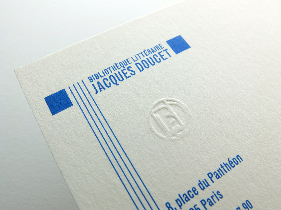 Gros plan sur un papier à en-tête avec la mention « Bibliothèque Littéraire Jacques Doucet » en texte bleu, arborant un logo minimaliste et un graphisme élégant. L'adresse au 8, place du Panthéon, Paris, complète le style d'illustration raffiné.