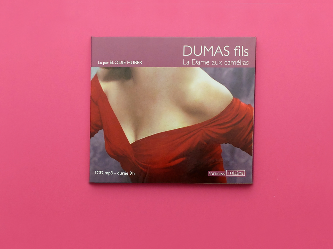 Pochette de CD avec une illustration sur fond rose, représentant un gros plan du haut du corps d'une femme en robe rouge. Le titre est "DUMAS fils La Dame aux camélias" par Élodie Huber. Ce design graphique capture l'élégance et l'allure.