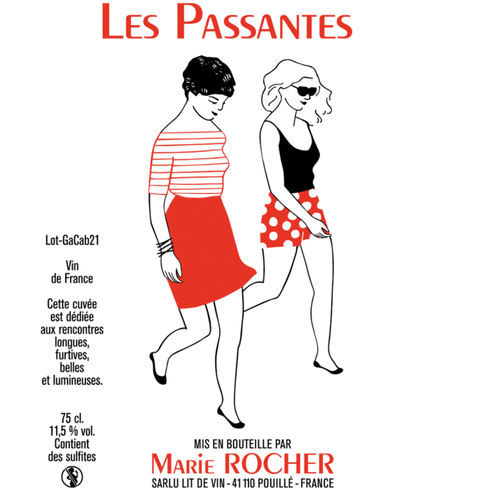 Étiquette du vin « Les Passantes », réalisée par Laurence Chéné, représentant une illustration de deux femmes marchant : l'une en haut rayé et jupe, l'autre en chemisier et short à pois. Comprend du texte en français, des détails sur le vin et met en valeur son essence de vin naturel.