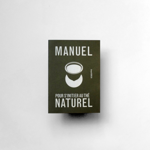 Un livre à couverture verte intitulé "MANUEL POUR S'INITIER AU THÉ NATUREL" de Laurence Chéné, présentant un simple dessin de tasse à thé sur sa couverture.