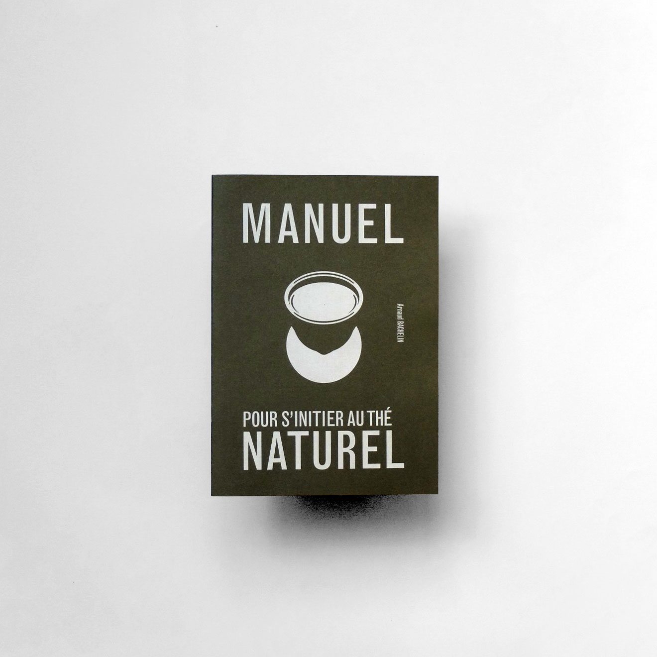 Un livre à couverture verte intitulé "MANUEL POUR S'INITIER AU THÉ NATUREL" de Laurence Chéné, présentant un simple dessin de tasse à thé sur sa couverture.