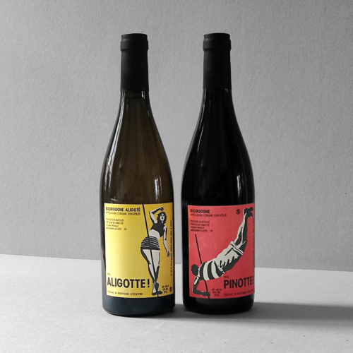 Deux bouteilles de vin aux étiquettes colorées, « Aligotte » en jaune et « Pinotte » en rouge, se dressent côte à côte sur un fond neutre, ressemblant à une charmante illustration de vin naturel.