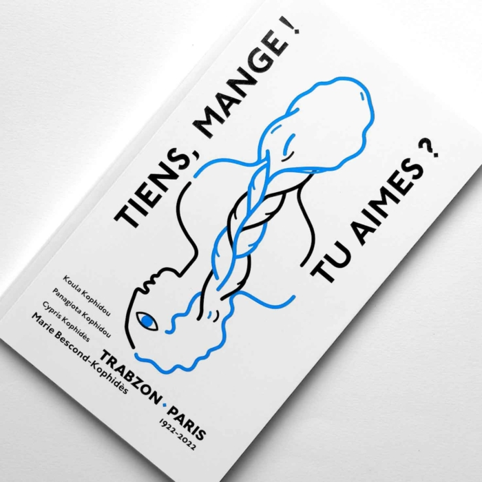 Le livre « Tiens, Mange ! Tu Aimes ? » est illustré d'une ligne abstraite en bleu. Rédigé par Koula Kaspidou et Panayióta Kapiriézi, ce livre captivant est un délice visuel et littéraire.