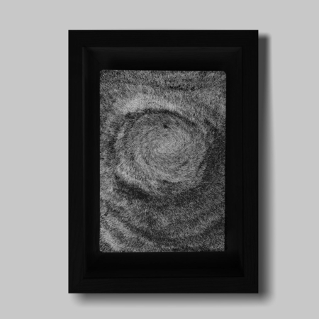 Illustration monochrome présentant un motif en spirale dans un cadre rectangulaire noir sur fond gris clair, présentant un design élégant.