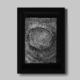 Illustration monochrome présentant un motif en spirale dans un cadre rectangulaire noir sur fond gris clair, présentant un design élégant.