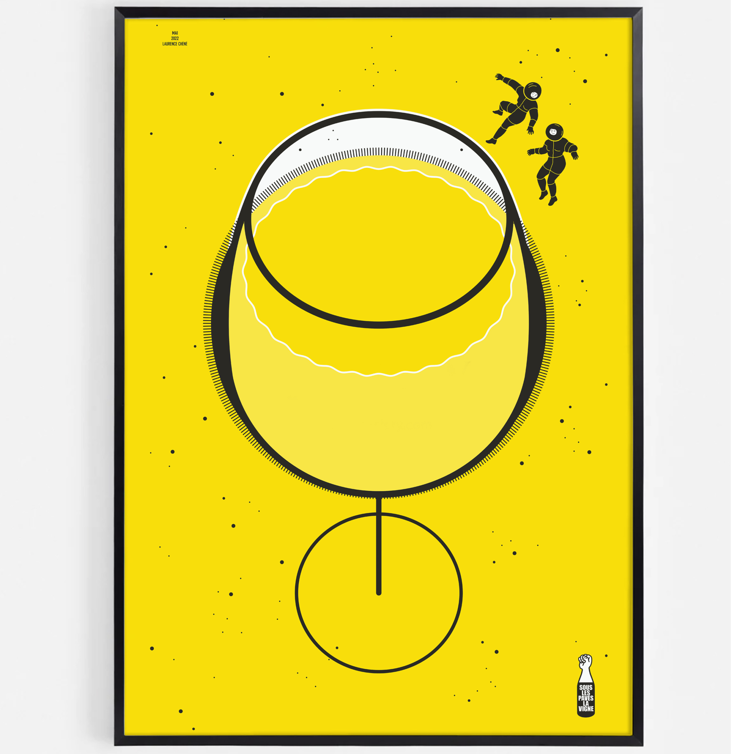 Affiche encadrée représentant un grand verre à vin stylisé rappelant le vin naturel sur un fond jaune, avec deux astronautes flottant à côté.