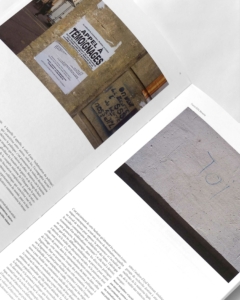 Un magazine ouvert présente une page sur laquelle figurent une photo de tracts accrochés à un mur et une autre photo d’un graffiti portant l’inscription « TOI » sur une surface grise, accompagnées de passages de texte en français.