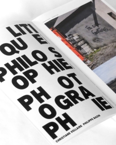 Un magazine ouvert montrant, sur la page de gauche, un grand texte noir partiellement coupé et, sur la page de droite, une photo d'une zone industrielle sur laquelle figure un graffiti indiquant « Fait ou synthétique ? ».