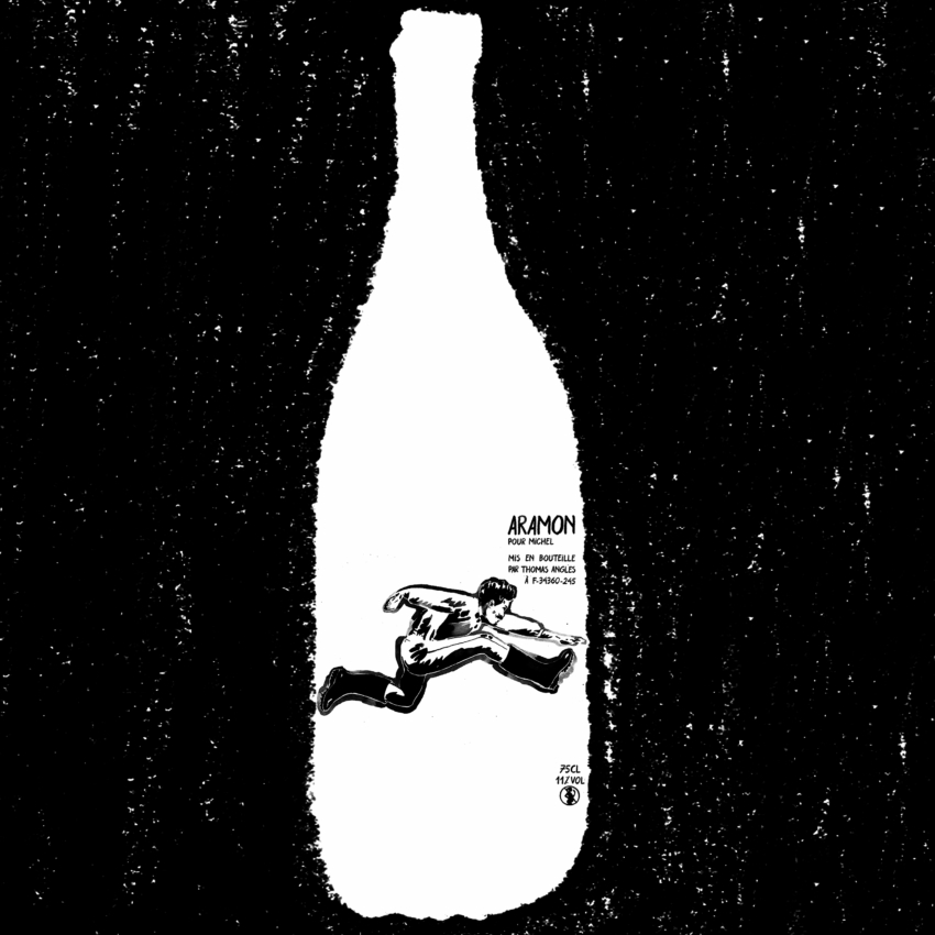 Illustration en noir et blanc représentant la silhouette d'une bouteille de vin dans laquelle figure le dessin d'une personne en train de courir, avec une étiquette portant l'inscription « Aramon pour Michel ».